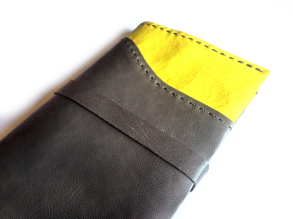 Leather moleskine cover in gray and yellow, Leather journal cover de RetroBottegaShop