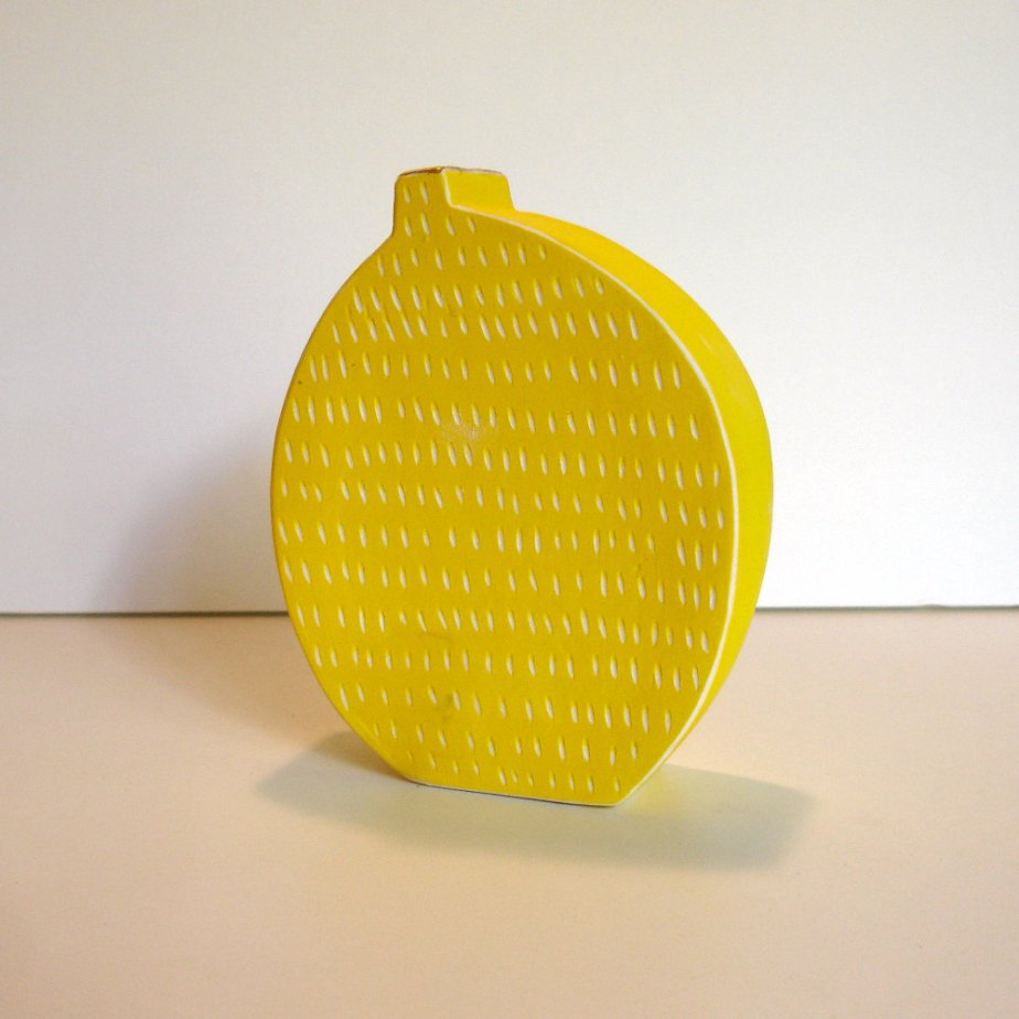 small yellow porcelain vase with scrafitto pattern and bright gold luster de gonetopottexas