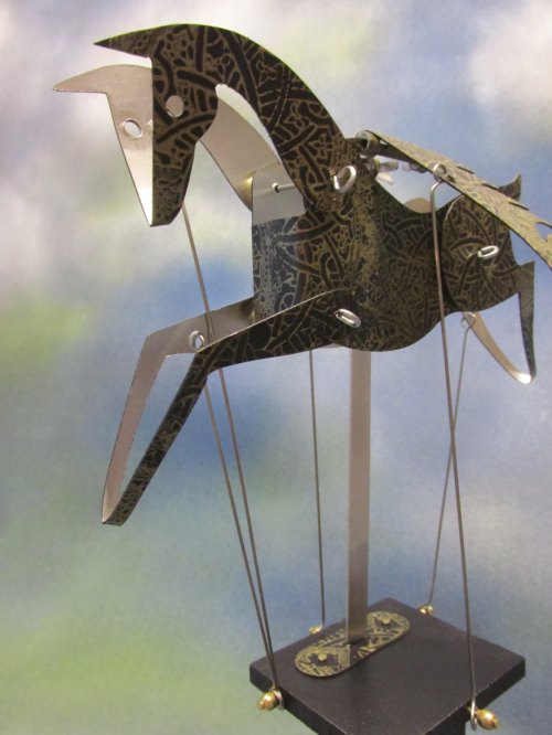 Black and Gold Pegasus Automata with black base de Newsteadautomata